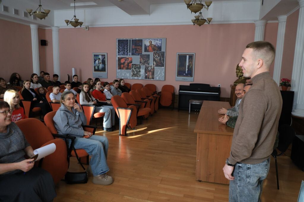     Степан выступает на патриотическом мероприятии перед школьниками.Сергей Кулыгин, "БР"