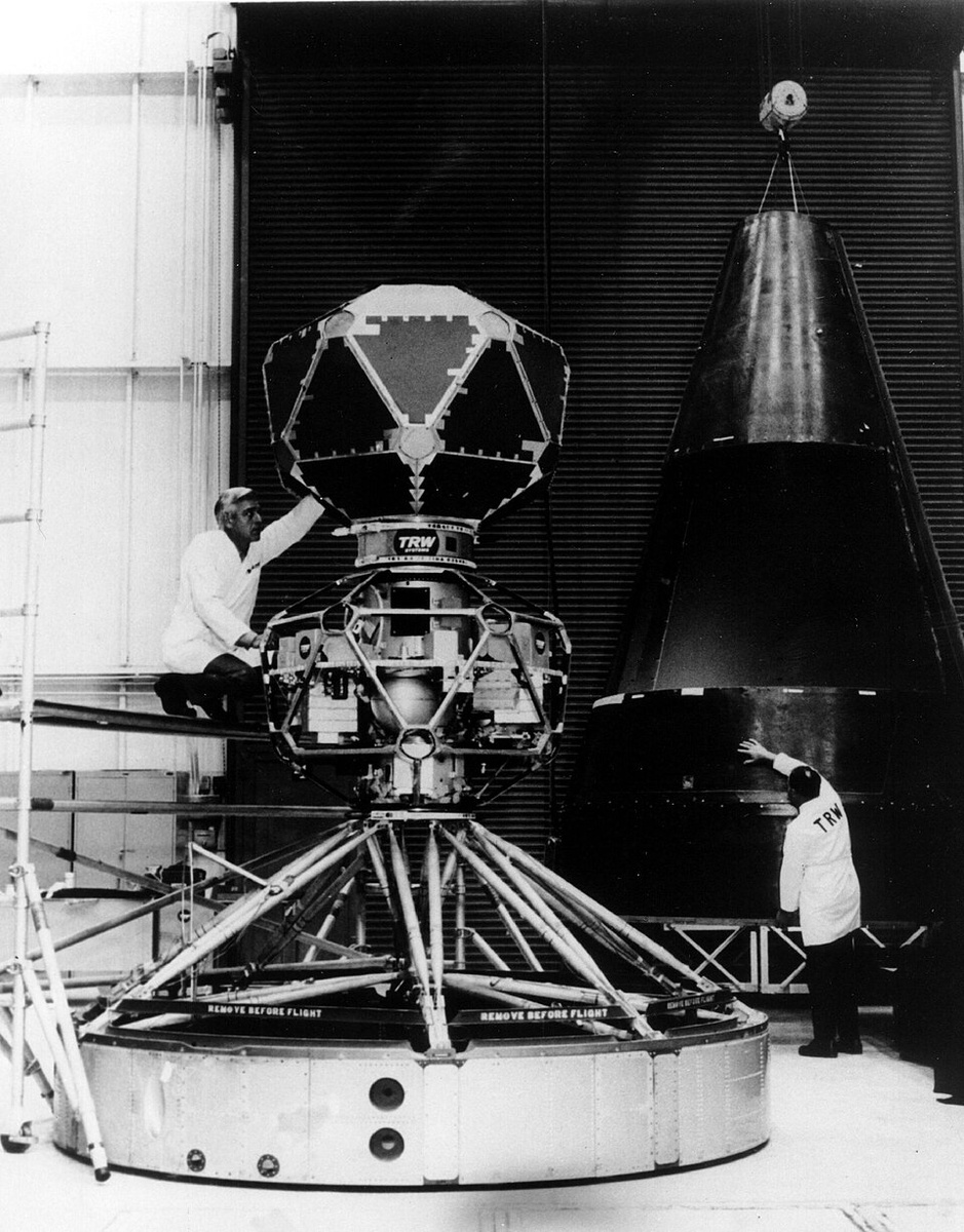 Два спутника Vela в процессе сборки, которые разделялись после выхода на орбиту / © Los Alamos National Laboratory