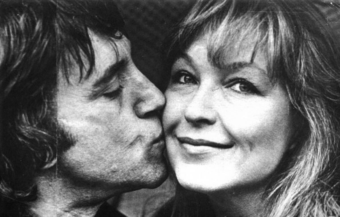 Марина больше не могла бороться с его нарко-заисимостью.Устала, не справилась и уехала. Но он её не разлюбил