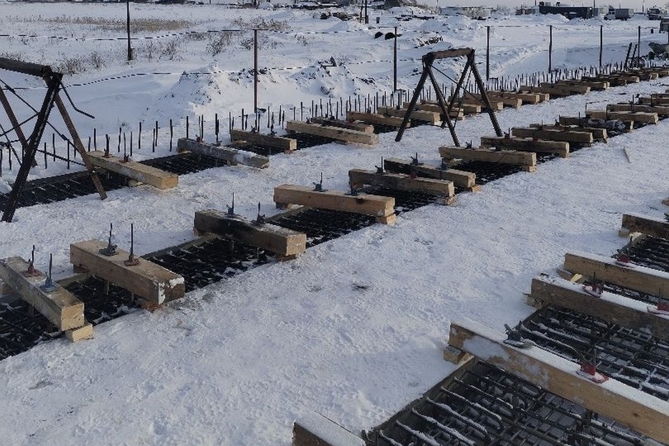    Продолжается капитальный ремонт мостового перехода через реку Карасук в селе Базово. Фото: ТУАД