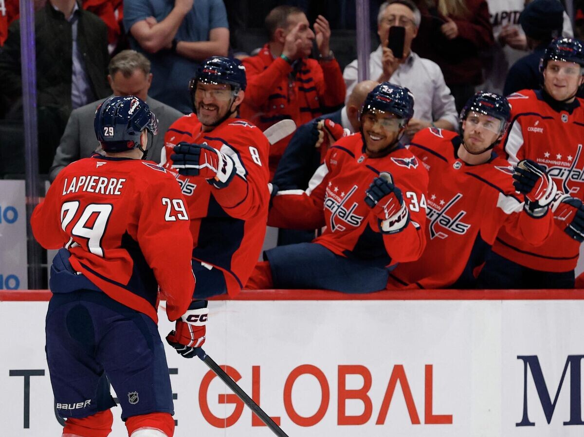    Александр Овечкин и хоккеисты "Вашингтон Кэпиталз" празднуют гол | © REUTERS / Geoff Burke