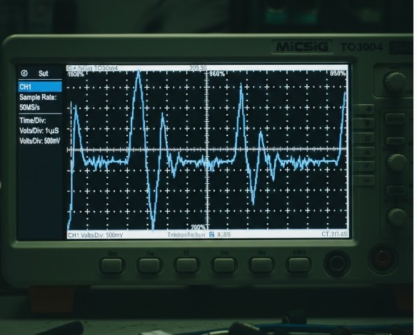 При низком значении Sample Rate может возникнуть эффект наложения (алиасинг), и прибор покажет ложную частоту
