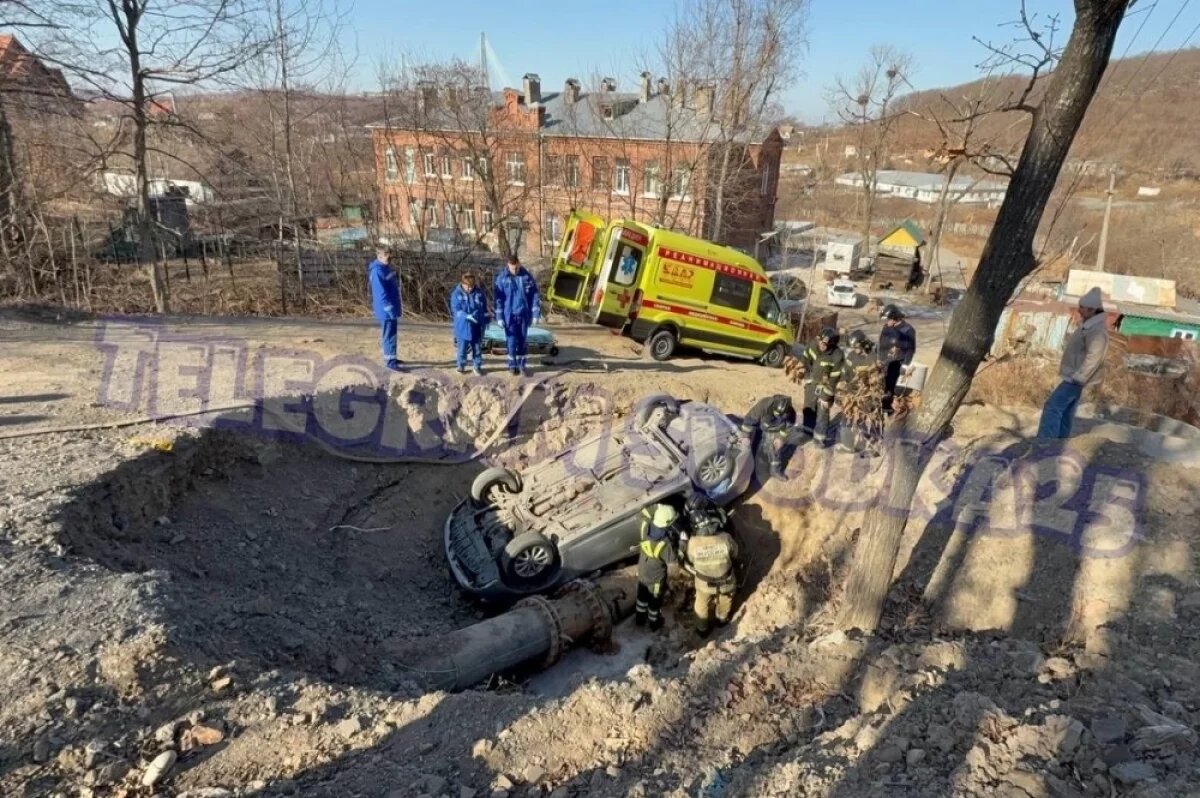    Машина, которой управляла девушка, рухнула в огромную яму во Владивостоке