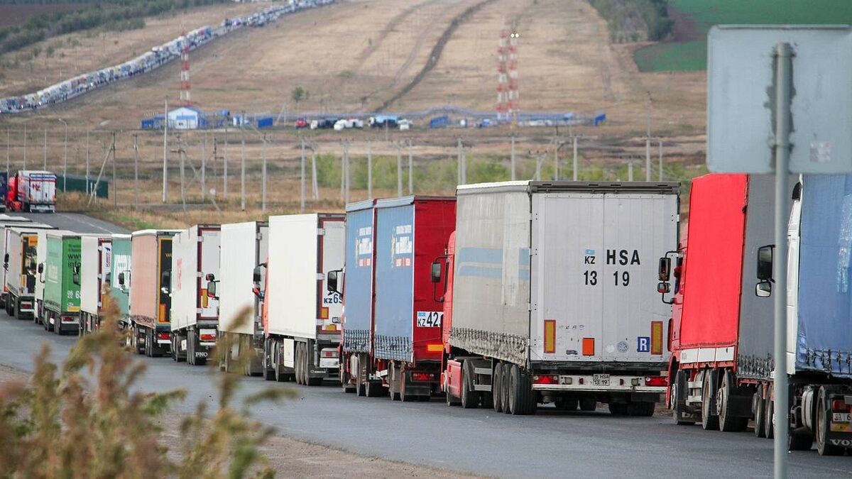 Очередь фур на границе с Казахстаном