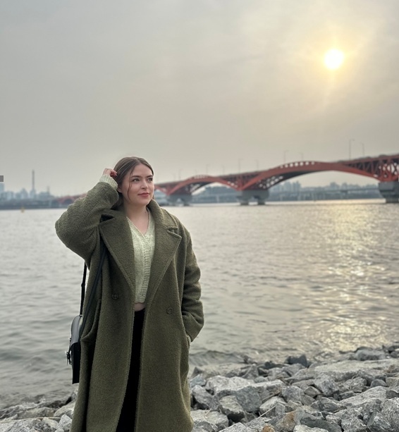 Лена Смит позирует для фото в парке Ханган рядом с мостом Сонсан в Сеуле. (Лена Смит)