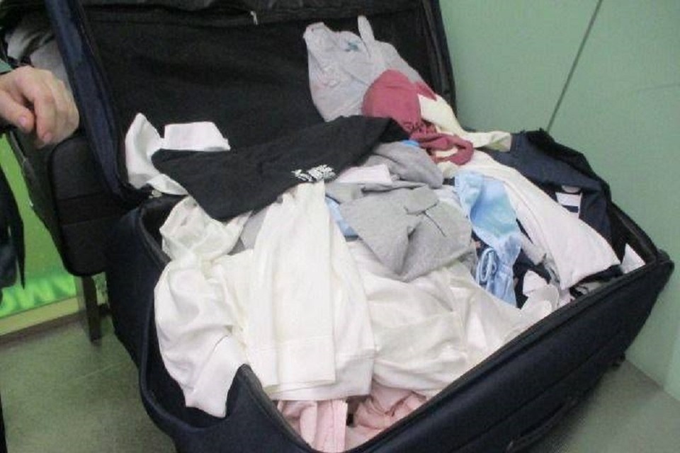    Туристы везли багаж незадекларированной одежды. Фото: пресс-служба Уральского таможенного управления