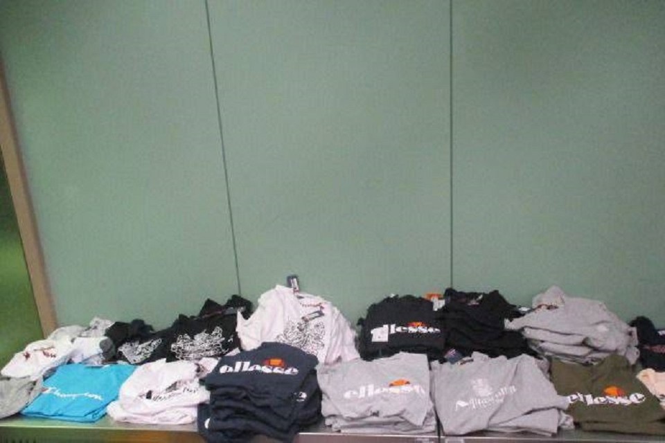    У туристов обнаружили новые кофты, толстовки, шапки, носки и другие вещи. Фото: пресс-служба Уральского таможенного управления