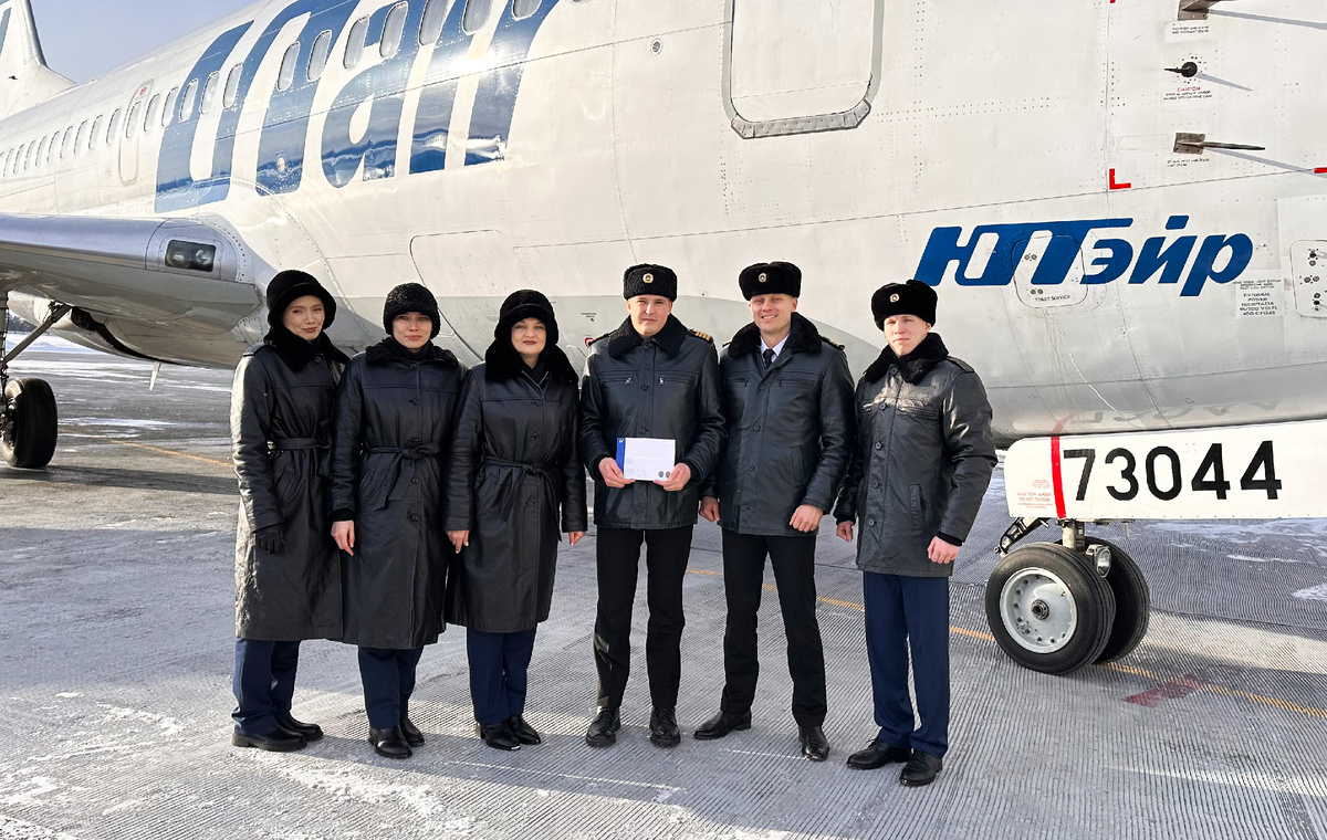 На фото слева направо: Снежана Галиуллина, бортпроводник СБП г. Тюмень 
Ирина Лукичева, руководитель группы старший бортпроводник-инструктор СБП г. Тюмень 
Оксана Жеромская, бортпроводник-бригадир СБП г. Тюмень 
Константин Куражковский, командир Boeing 737 авиаэскадрильи № 2 летного отряда № 2
Анатолий Ялунин, второй пилот авиаэскадрильи № 1 летного отряда № 2
Владимир Видаев, бортпроводник СБП г. Сургут 