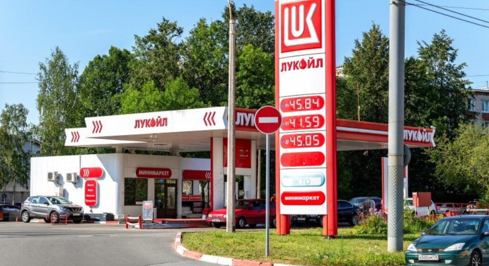 Инспектор ГАИ поставил точку в вопросе: могут ли лишить прав за въезд на АЗС под кирпич? Рассказываю подробно