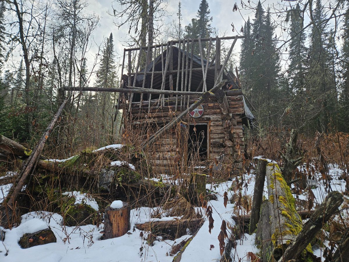 Будто ждёт путника.