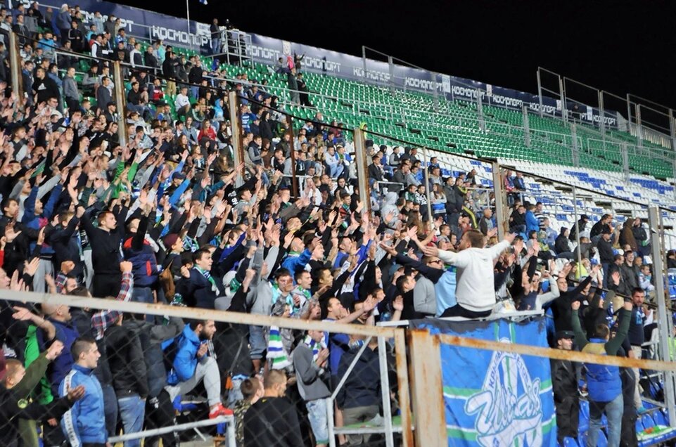 Фанаты собирались большой группой и ездили с командой по другим городам. Фото: vk.com/ultras8