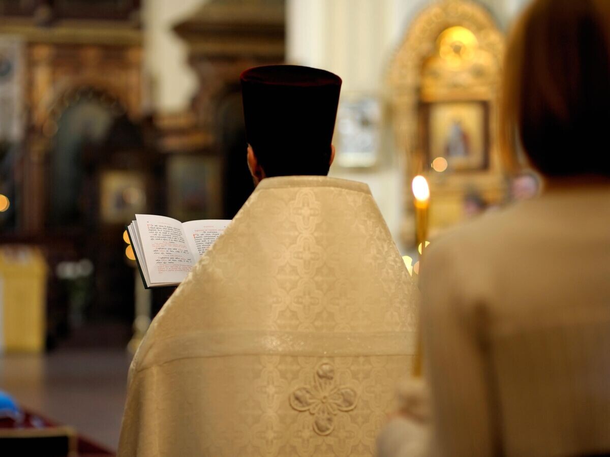    Священнослужитель во время свадебной церемонии | © Depositphotos.com / MNStudio