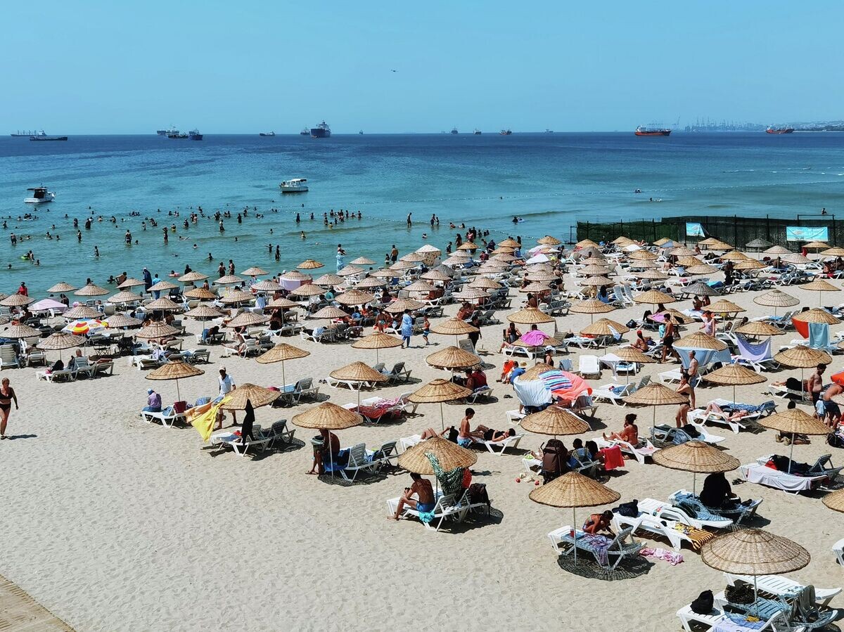    Люди на пляже Флория в Стамбуле | © РИА Новости / Кристина Кормилицына