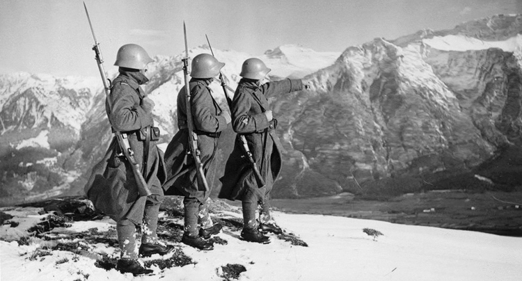 Оставаясь одной из немногих европейских стран, избежавших оккупации, и даже несмотря на то, что Швейцария была полностью окружена державами Оси, она сохраняла свою независимость благодаря сочетанию дипломатии, военного сдерживания и экономических уступок. На фото: Швейцарская пограничная служба в Альпах