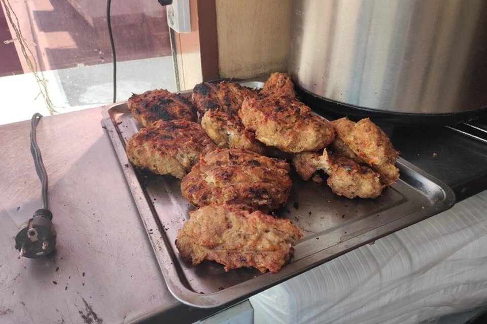 Котлеты из трех видов фарша готовят на углях
Фото: Наталья АРТЯКОВА.