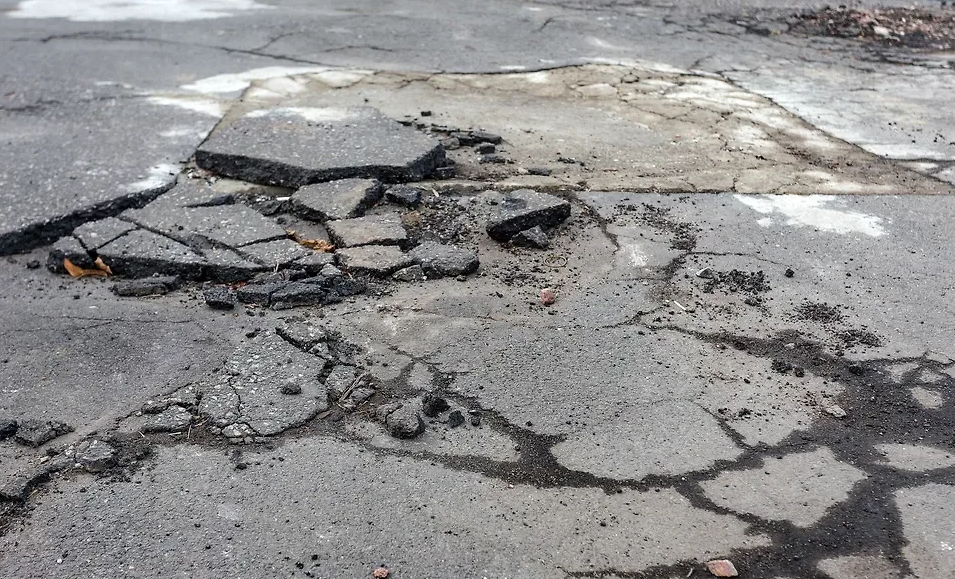 Применение реагентов создает дополнительный спрос на ремонт дорог, бордюров, тротуаров, т.к. происходит их ускоренный выход из строя