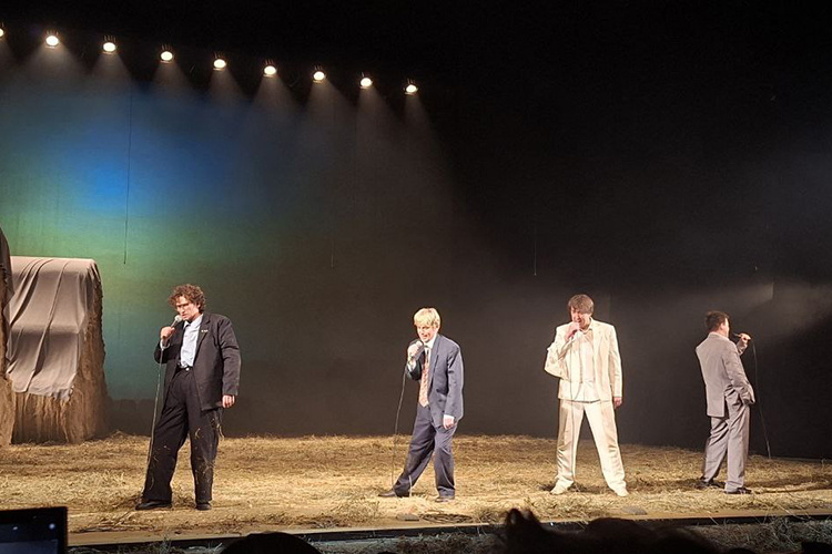    Четверо молодых выпускников, будущих инженеров, планируют покорить мир: самоуверенный и самовлюбленный Альфред, мужлан Алмаз, простоватый и неуклюжий Фирдаус и паренек тонкой душевной организации Тукай