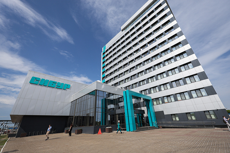    Миноритарный акционер Александр Ёлшин потребовал признать решение общего собрания акционеров КОСа от 30 июня 2025 года недействительным в части утверждения новой редакции устава. В обновленной версии был исключен пункт о возможности конвертации привилегированных акций в обыкновенные.   
Фото: «БИЗНЕС Online»