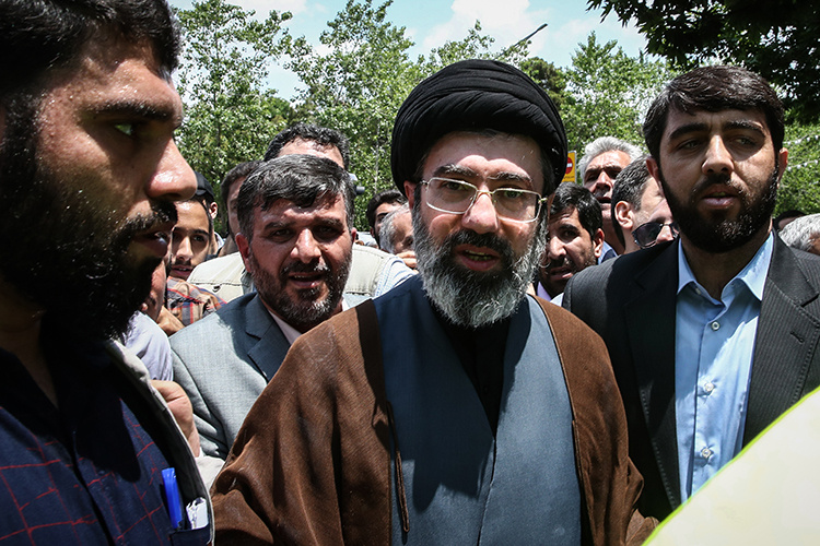    «Моджтаба Хаменеи — фигура, консолидирующая элиты. Он обладает определенным авторитетом — и в религиозном смысле, и в политическом. Нужен был именно такой человек. И он подходит под эту концепцию».   
Фото: © Saeid Zareian / dpa / www.globallookpress.com