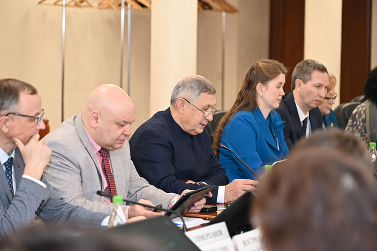    Для Рифката Нургалиевича пришел черед доложиться самому — на заседании профильного комитета Госсовета РТ по образованию, культуре, науке и национальным вопросам.   
Фото: gossov.tatarstan.ru