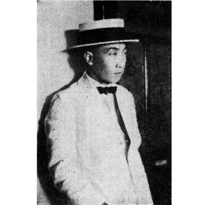 Эдогава Рампо в европейском костюме.