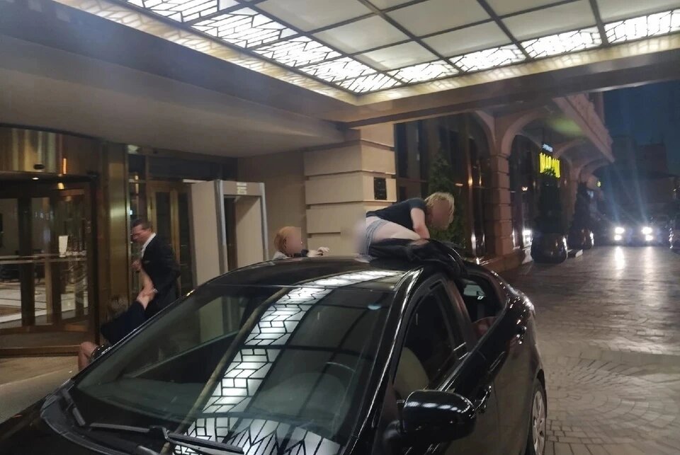 Пьяный мажор залез на крышу такси, а его друзья всячески мешали охранникам отеля успокоить дебошира
Фото: Предоставлено "Комсомолке".