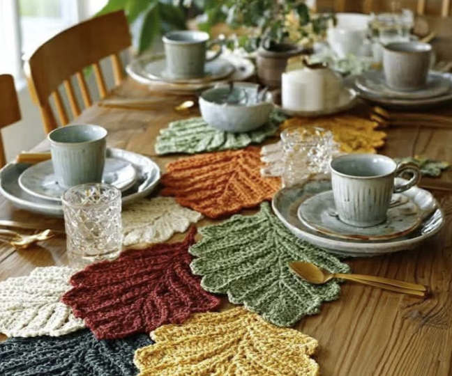 Вязаная салфетка в форме листа крючком, схемы и идеи для интерьера