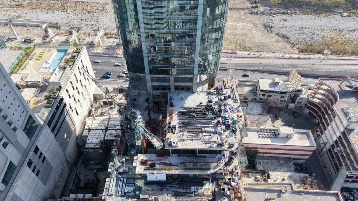    Строительство небоскреба Torre Rise / © Ancore Group