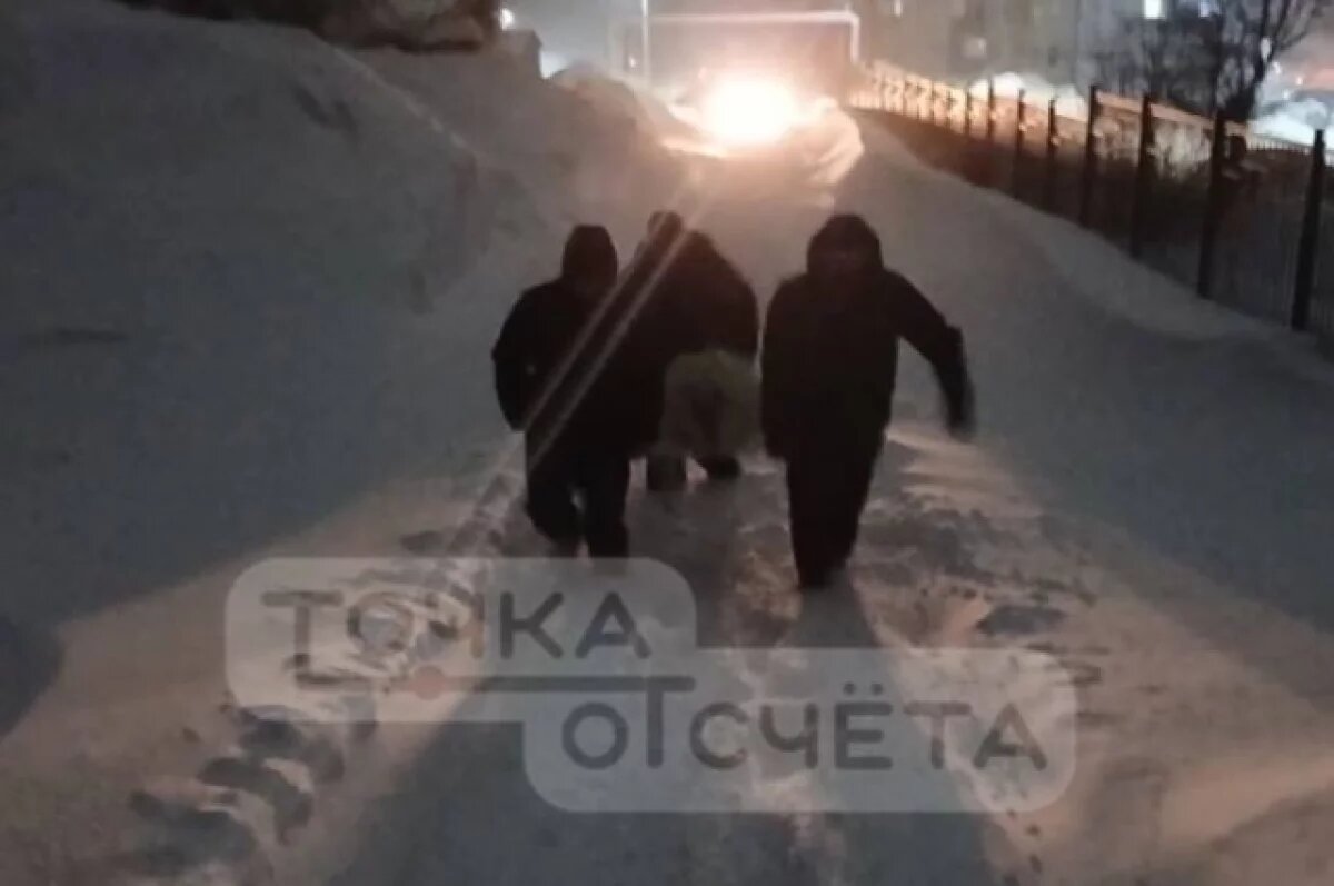    Жителям Томари пришлось на руках нести тело усопшего в морг во время метели