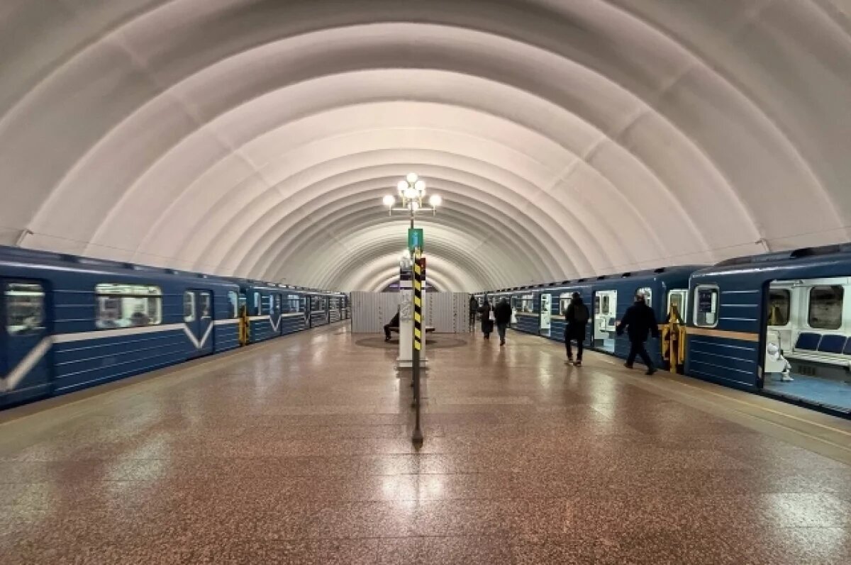    В Петербурге на станции "Старая Деревня" демонтировали облицовку стен