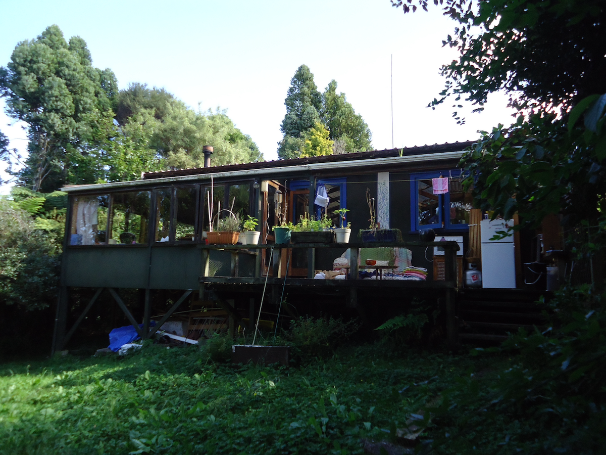 Типичный новозеландский дом больше похож на нашу летнюю дачу. Правда, конкретно в этом есть даже печка-буржуйка