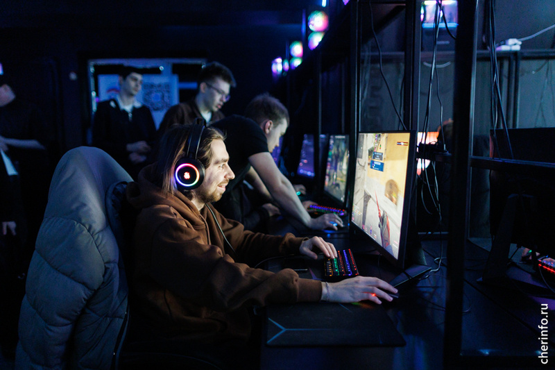    Состязания проходят в компьютерном клубе на Карла Либкнехта. За победу сражаются больше 30 команд