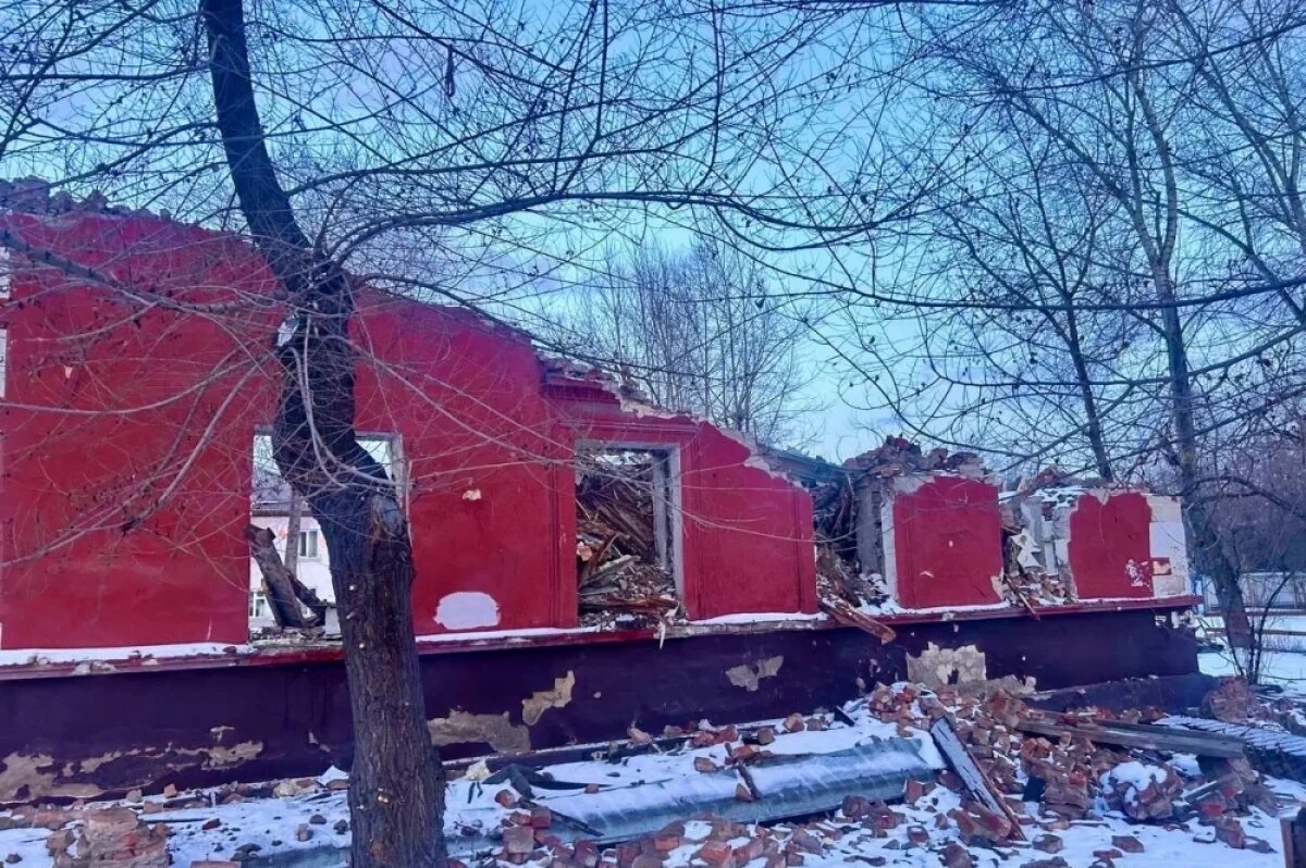    В Красноярске начали сносить расселённую двухэтажку на улице Калинина
