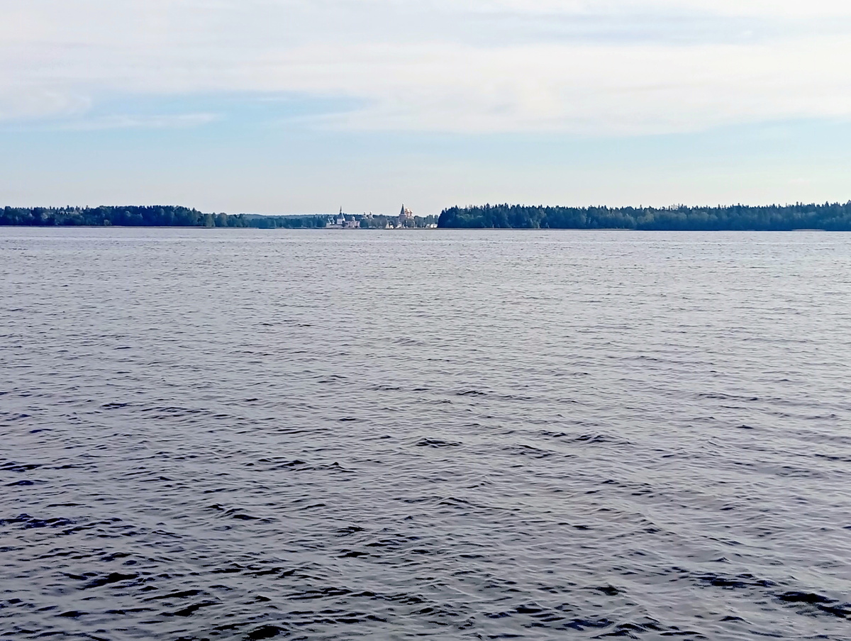 Озеро Валдай, вид на Иверский монастырь. Фото из личного архива автора.