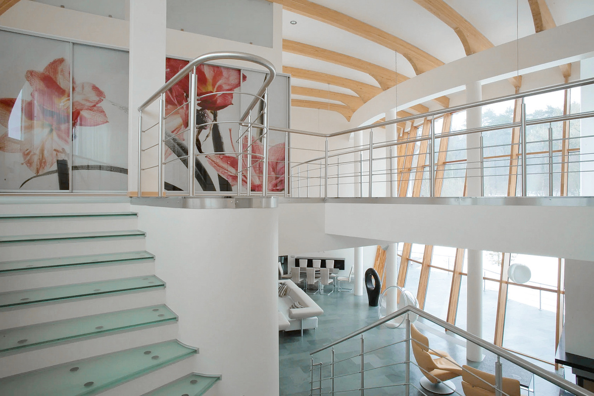 Ограждения из стали для лестницы и второго этажа, стеклянные ступени для лестницы.