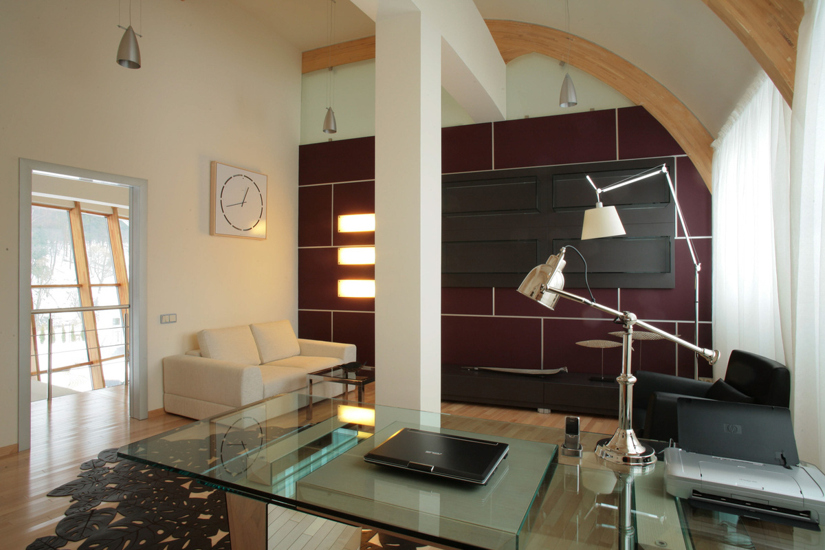 Стеклянный стол в кабинете.