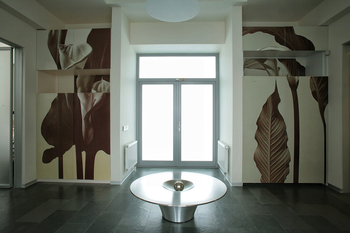 Входная дверь из матового стекла.