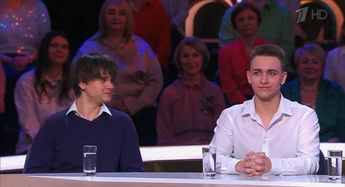    «Обаятельно и совсем не пошло»: Школьники из Оренбурга, которые поют в домофоны, стали гостями шоу «Сегодня вечером»