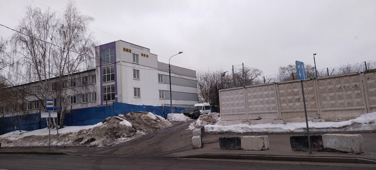 1. Интернет пишет что здание продаётся за 700млн₽. 