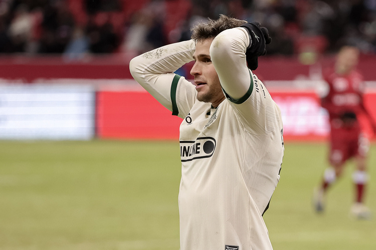    «Рубин» старался прессинговать защитника Джованни Гонсалеса. Ранее он допускал ошибки.   
Фото: «БИЗНЕС Online»