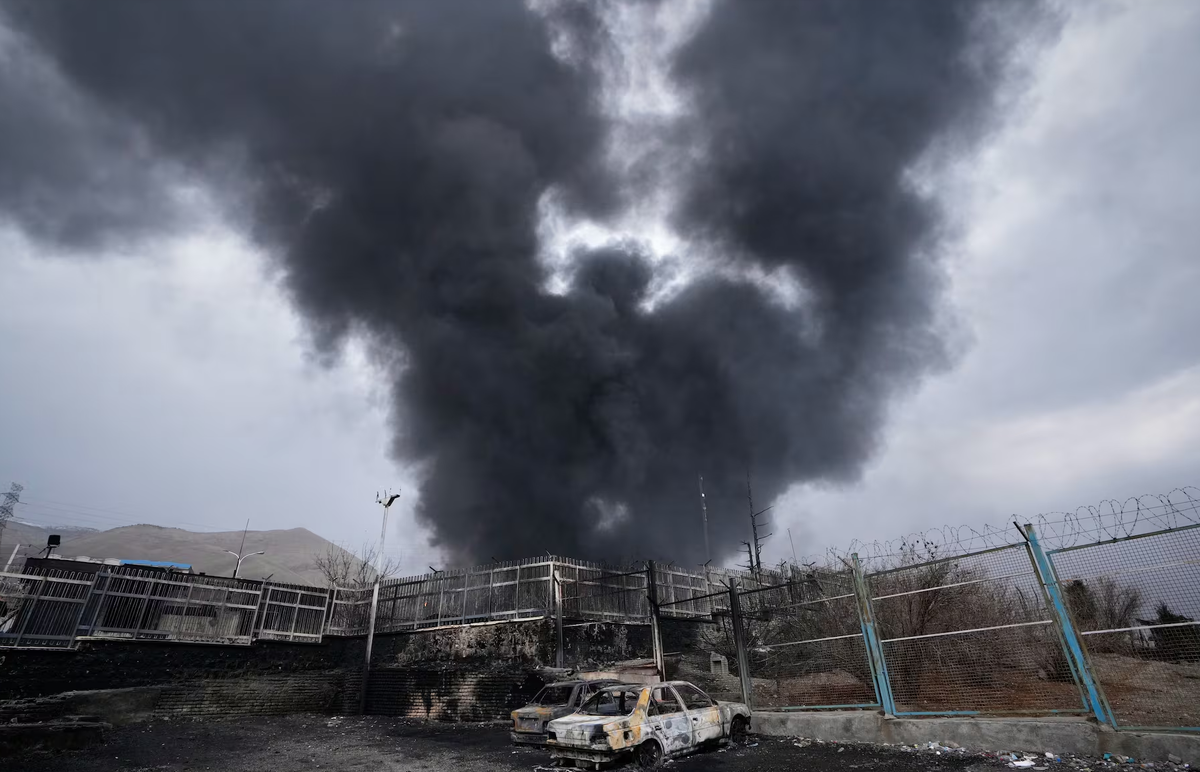 Чёрные облака над Тегераном после атак на нефтяные объекты. Фото из социальных сетей