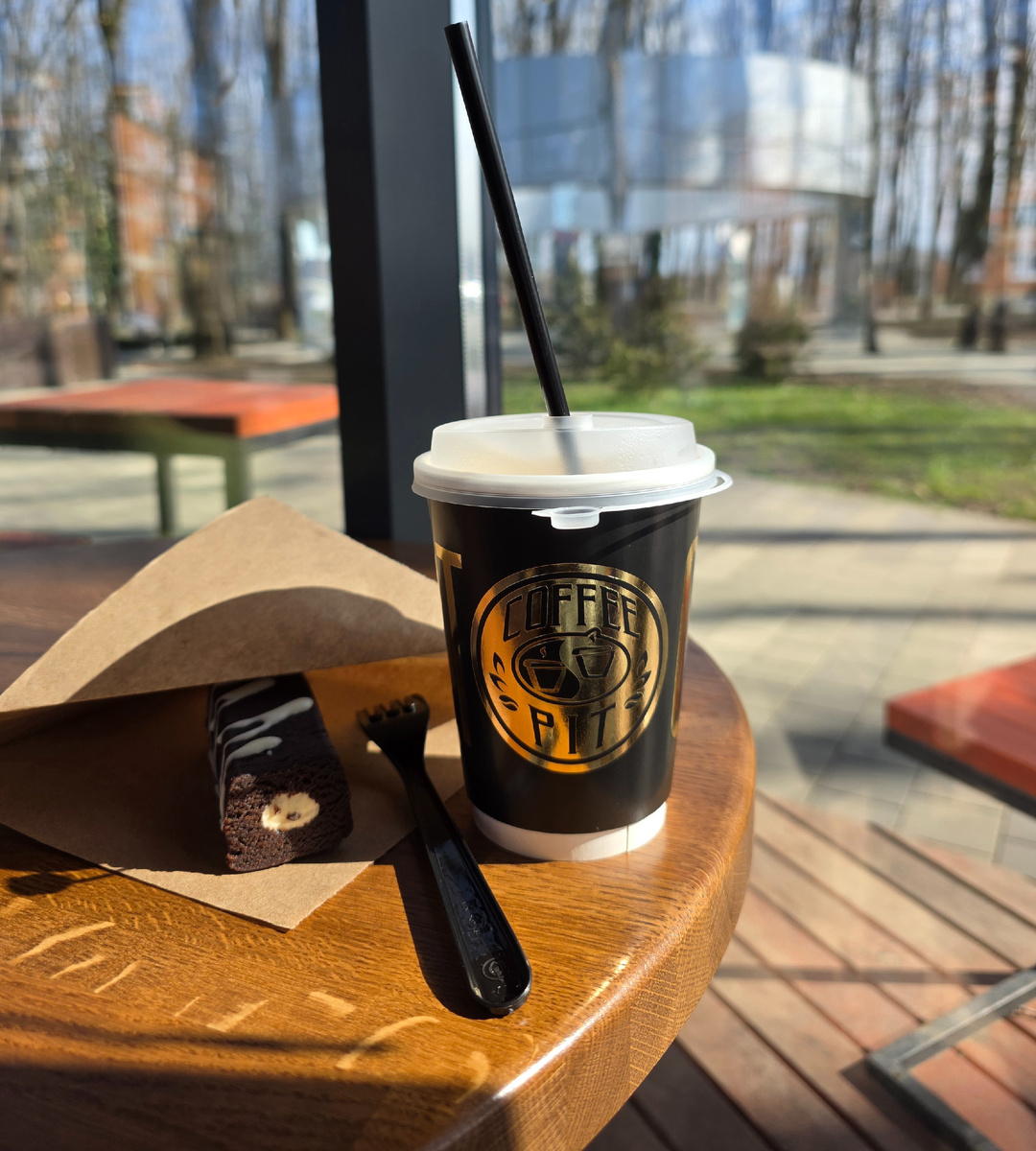 Во время прогулки по нашему парку зашла в маленькое кафе выпить капучино