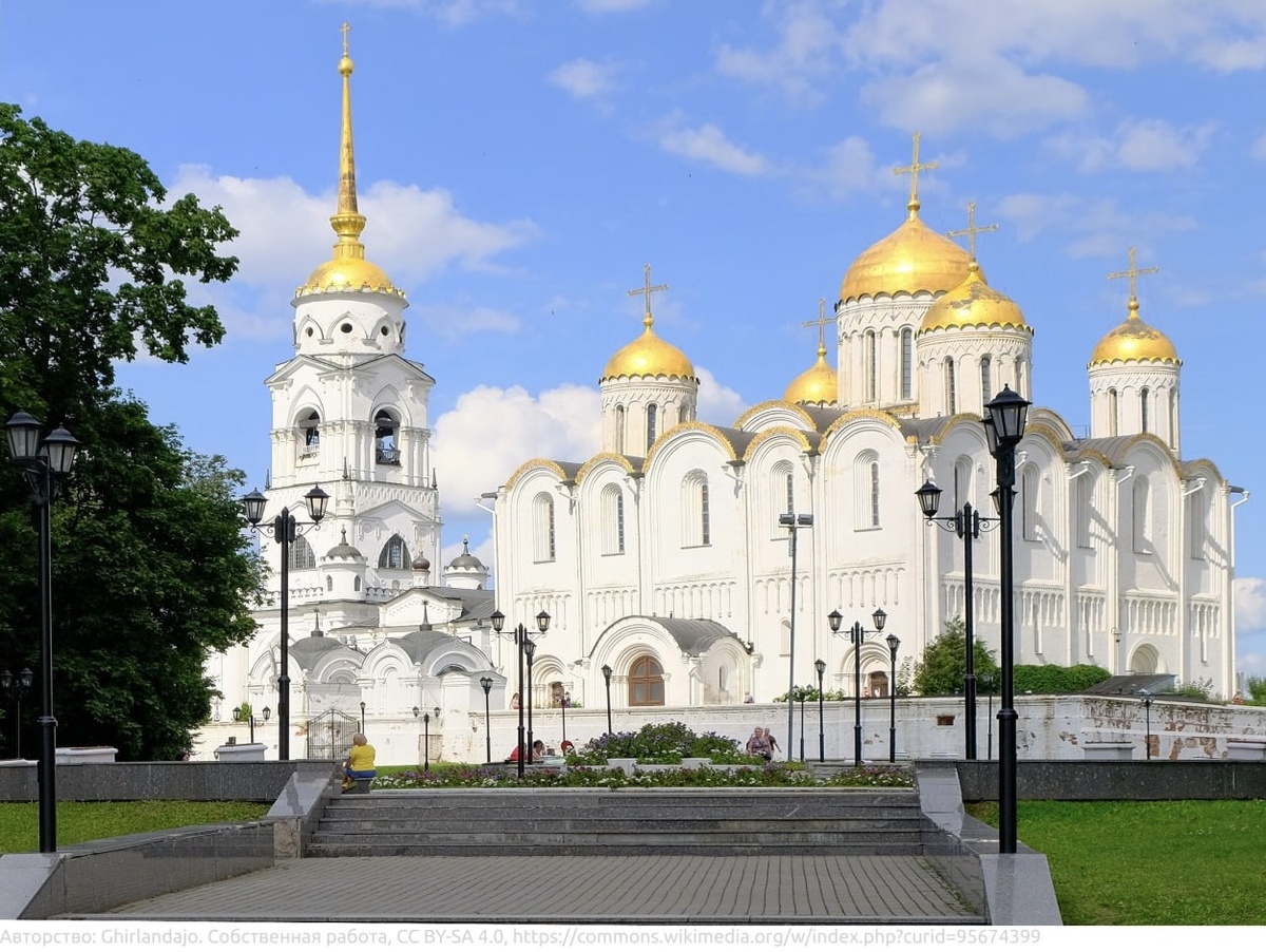 1. Успенский собор — шедевр древнерусского зодчества
Белокаменный храм XII века, построенный при Андрее Боголюбском. Здесь короновали владимирских и московских князей, а фрески расписывал сам Андрей Рублёв! Величественный, монументальный, завораживающий — обязательно к посещению.
Интересный факт: В древности храм видели издалека благодаря золочёному куполу. Купцы и ремесленники шли сюда в добротной кожаной обуви — традиции качественного мастерства во Владимире живут веками.
