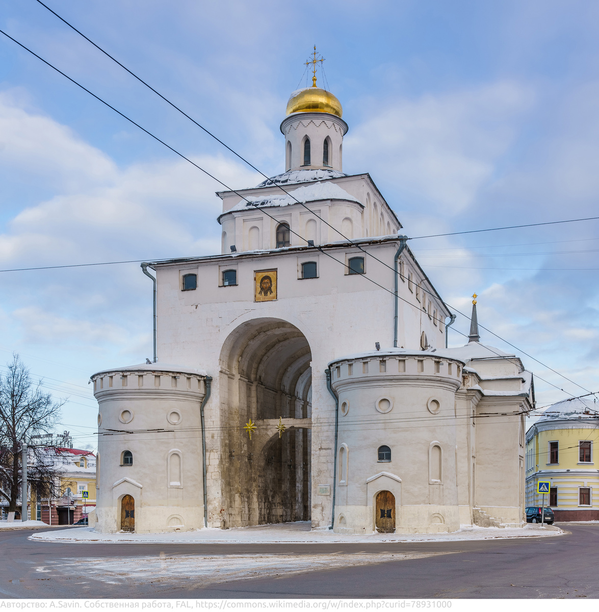 2. Золотые ворота — символ города
Единственные сохранившиеся древнерусские городские ворота! Построены в 1164 году как триумфальная арка и оборонительное сооружение. Внутри — музей, а вид на ворота с улицы — открыточный.
