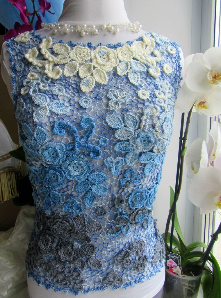 Одна из первых работ. На мотивая пряжа "Дива Батик", сеточка из меланжевой пряжи "Мисс". Крючок на мотивах №1.5, сеточка связана крючком № 0.9