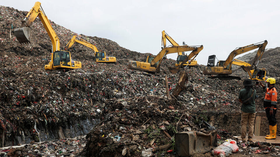     Семь человек погибли под завалами мусора на крупнейшей свалке в Индонезии REUTERS/Ajeng Dinar Ulfiana