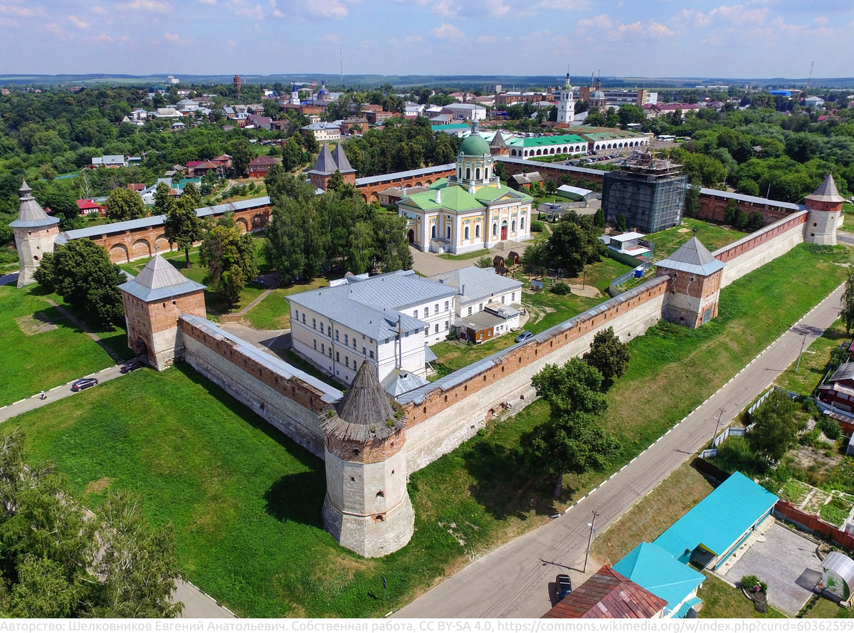 1. Зарайский кремль — жемчужина города
Единственный полностью сохранившийся кремль в Московской области! Построенный в XVI веке, он ни разу не был захвачен врагами. Мощные стены, семь башен и захватывающий вид на излучину реки Осётр — это обязательно к посещению.
Интересный факт: По кремлевским мостовым когда-то ходили купцы в прочной кожаной обуви — традиции качественного обувного ремесла здесь зародились столетия назад.
2. Музей-заповедник «Зарайский кремль»
Здесь хранятся уникальные археологические находки эпохи палеолита, коллекции русского искусства и предметы быта разных эпох. Некоторые экспонаты рассказывают об истории кожевенного и обувного дела в регионе.
