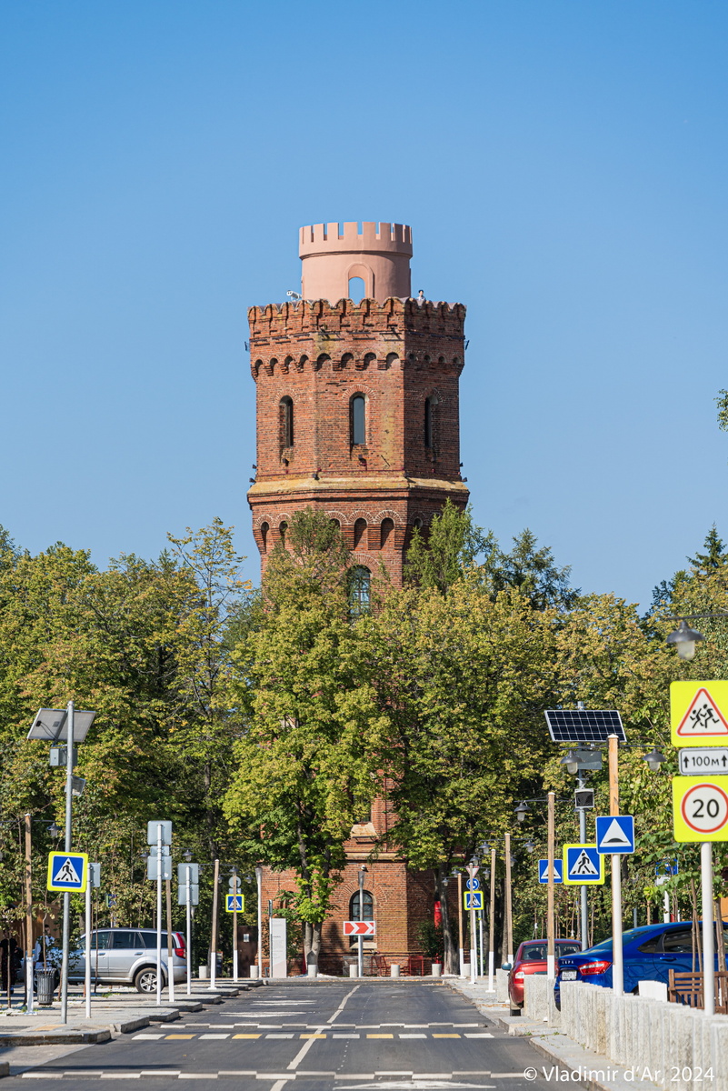 3. Водонапорная башня
Памятник промышленной архитектуры начала XX века стал символом города. Именно такие объекты напоминают о том, что Зарайск всегда был промышленным центром.
Кстати: Сегодня город активно возрождает историческую атмосферу — в центре переделывают вывески на исторический лад, восстанавливая облик купеческого Зарайска.
