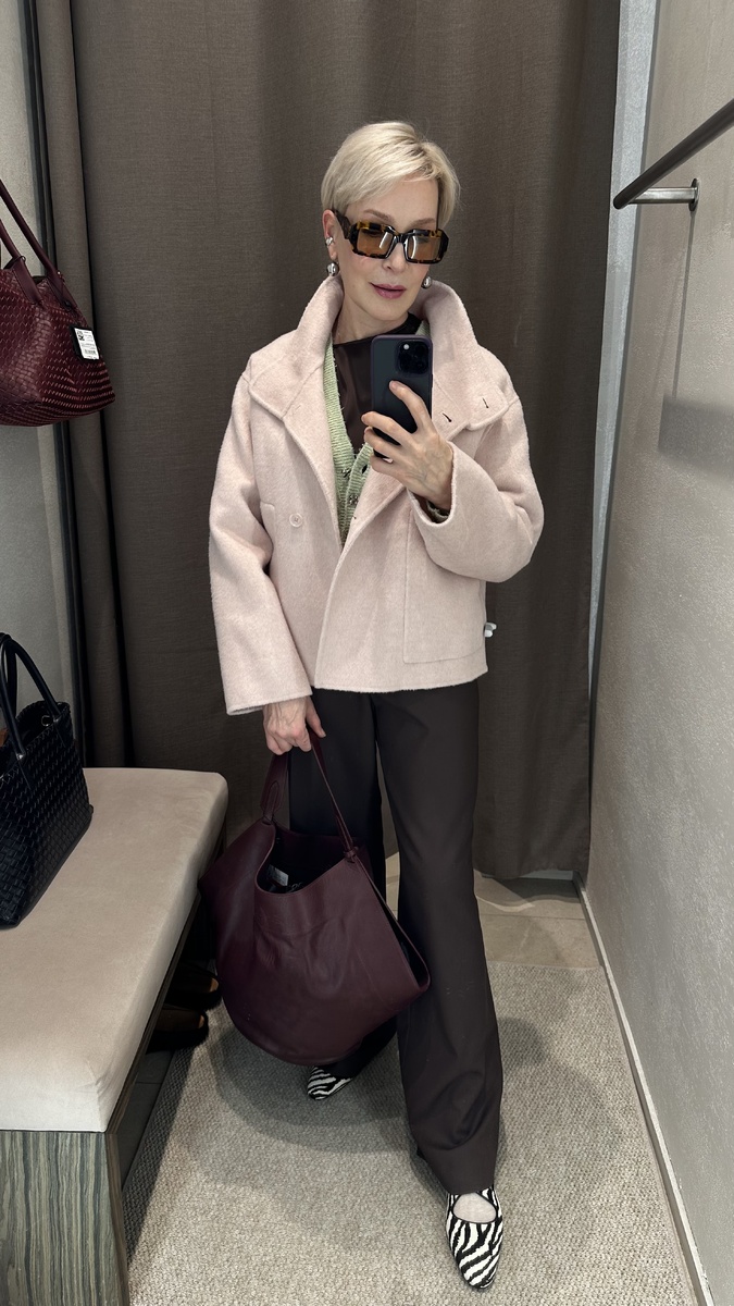 Сочетаем в одном образе разные цвета, фактуры, принты и получаем стильный, современный образ. 