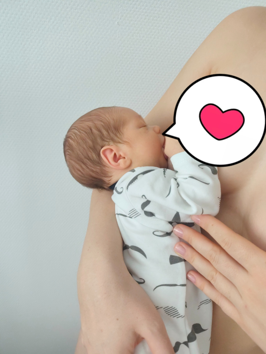 Пояснение: в такой позе не кормлю, фото сделано стоя и просто для архива. Кормлю сидя на диване, под спиной подушка, голова ребенка на локтевом сгибе, поза колыбелька. Носом утыкается в грудь сверху, кончик носа прижат, рот раскрыт, берет ареолу, а не только сосок, регулярно глотает. Когда перестает глотать, обращаю внимание. Либо совсем устал и уснул, либо продолжает ещё после отдыха. Просто так "висеть" на груди не оставляю.